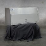 Toolbox with 3-point locking whale tail handles and strong aluminium build